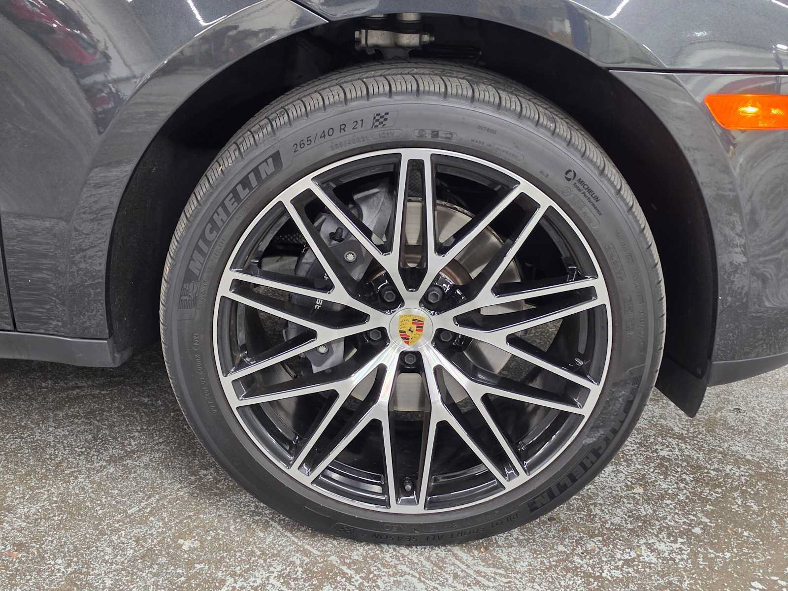 Used 2025 Porsche Macan AWD/4WD image 9