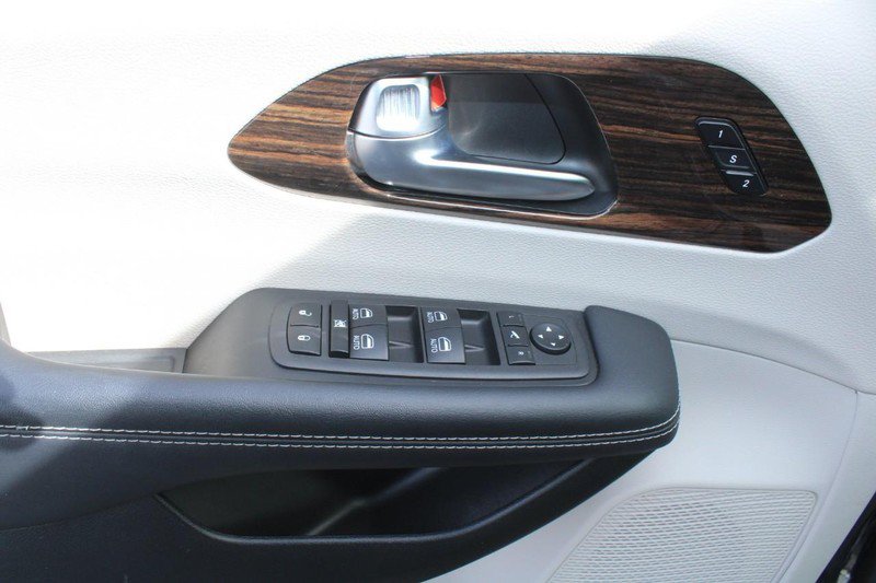 Used 2023 Chrysler Pacifica Limited FWD image 10