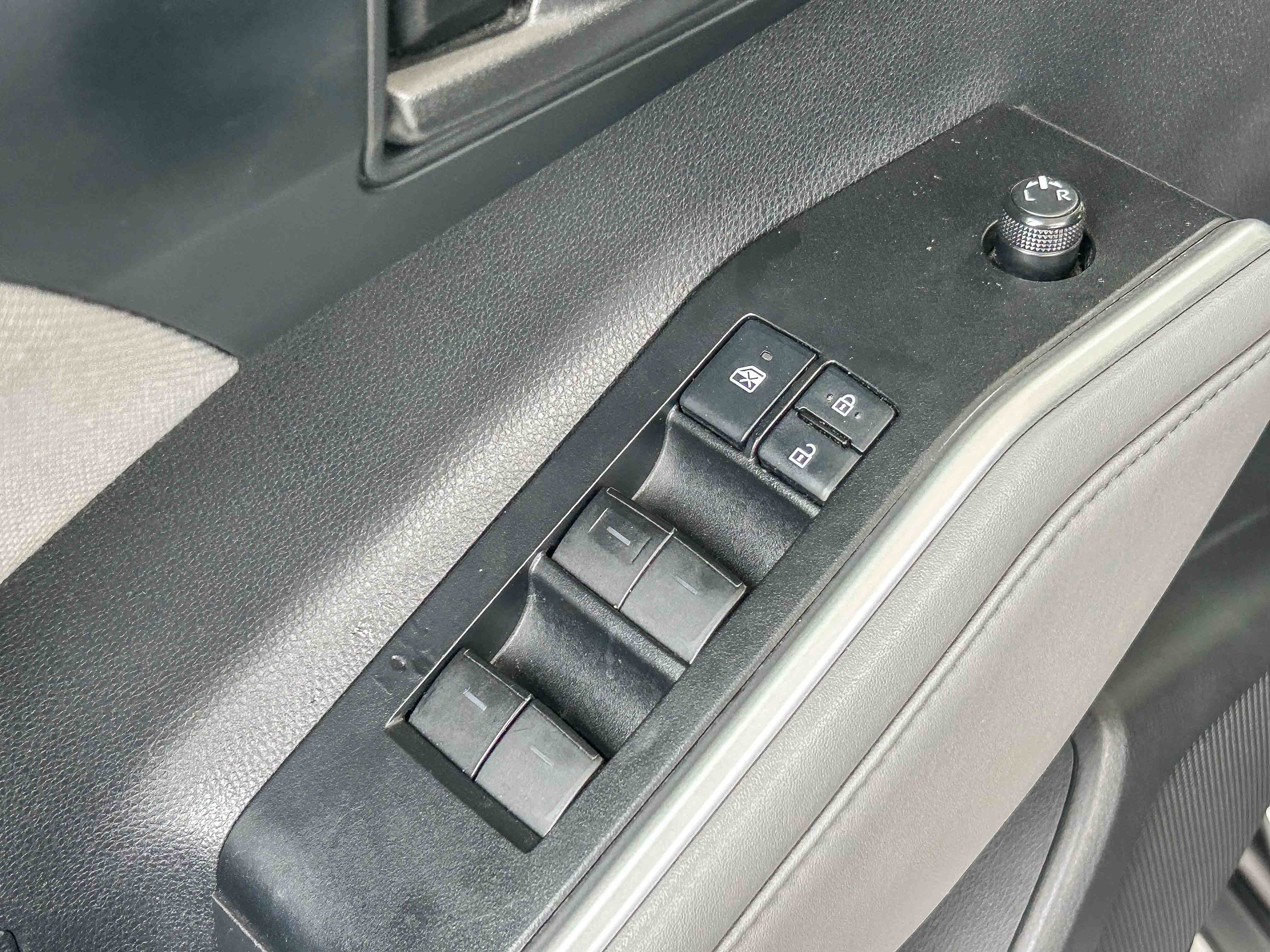 Used 2021 Toyota Highlander L FWD image 25