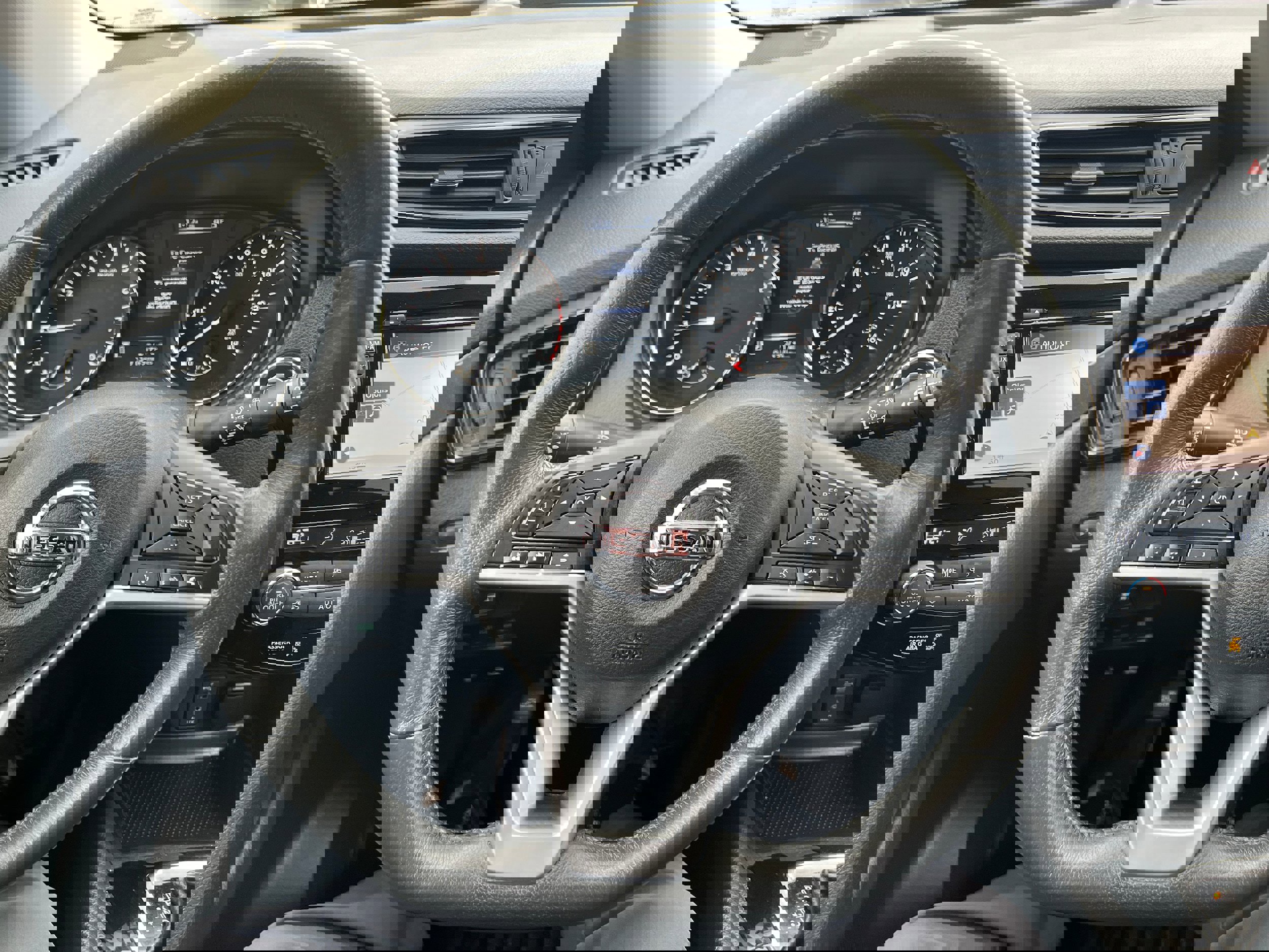 Used 2017 Nissan Rogue SV w/ SV Premium Package image 23