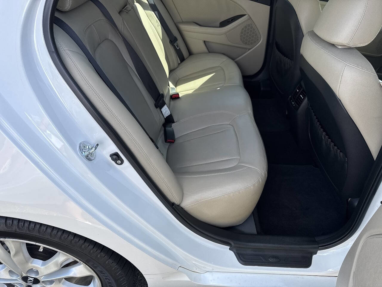 Used 2011 Kia Optima EX image 16