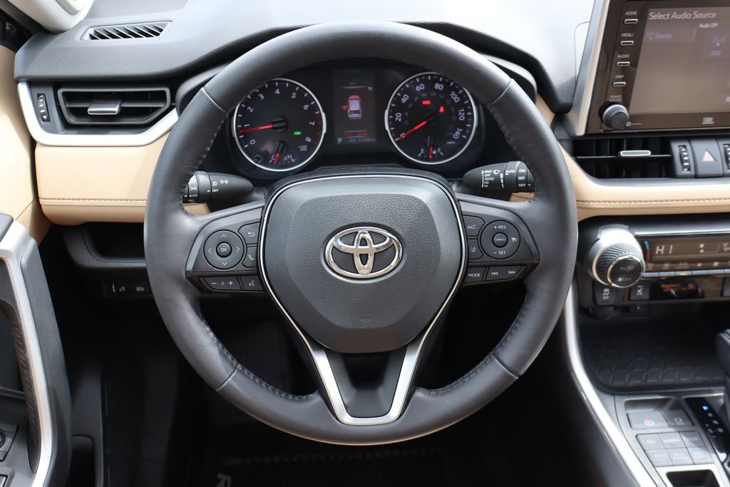 Used 2020 Toyota RAV4 XLE Premium image 18