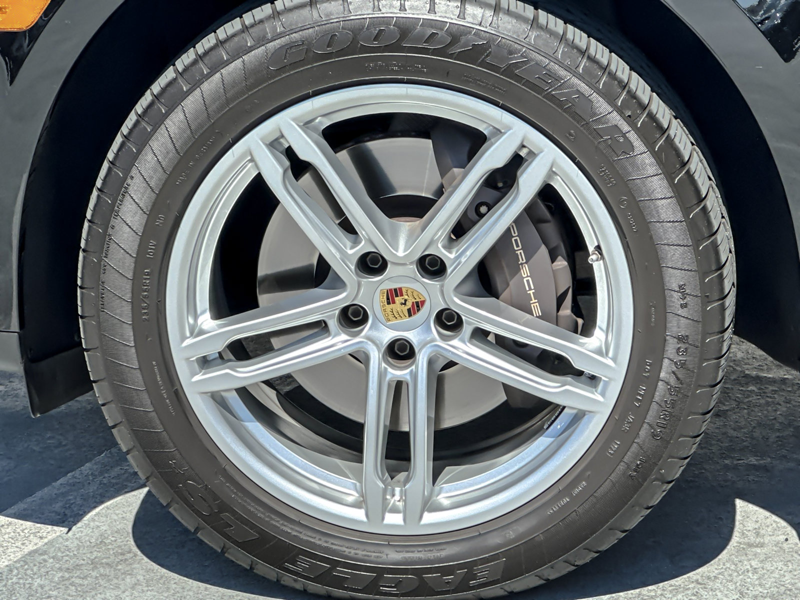 Used 2024 Porsche Macan AWD/4WD image 27
