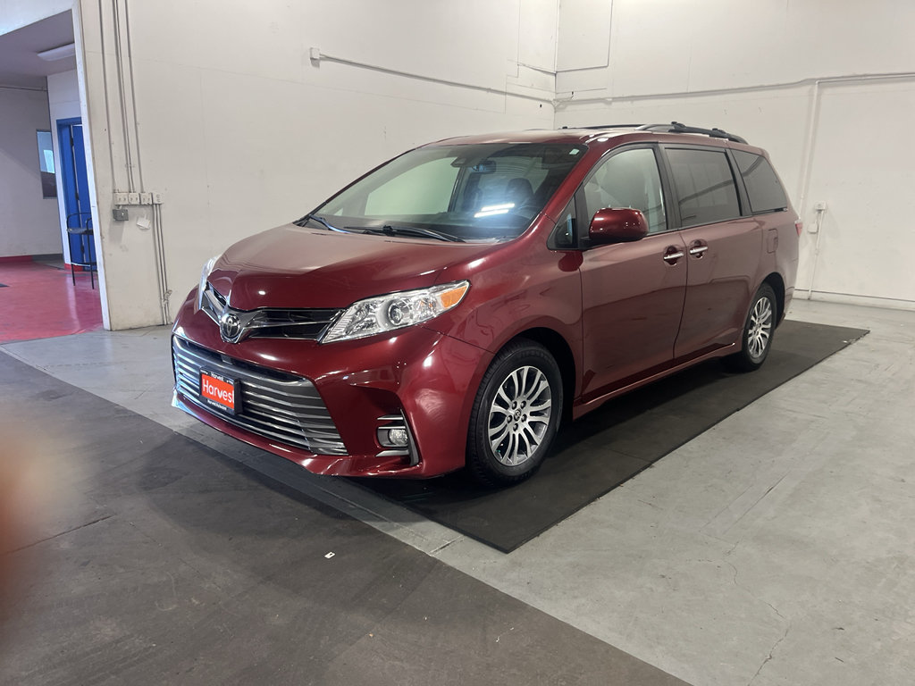 Used 2020 Toyota Sienna XLE Premium w/ Carpet Mat Package FWD image 2