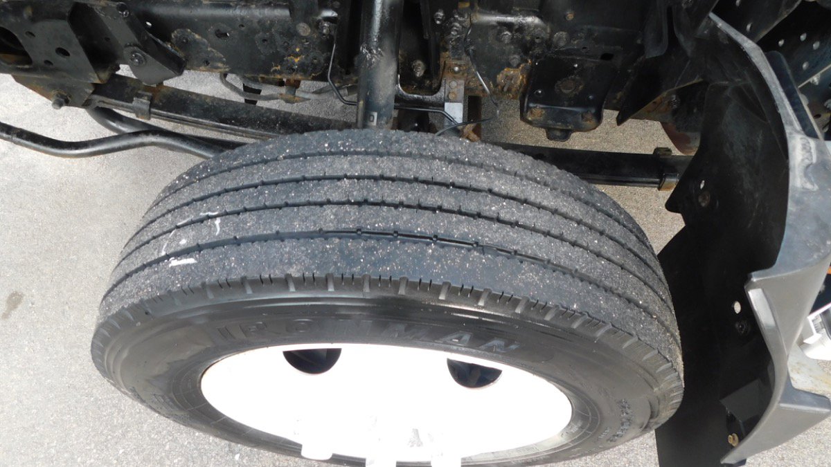 Used 2020 Isuzu NPR image 27