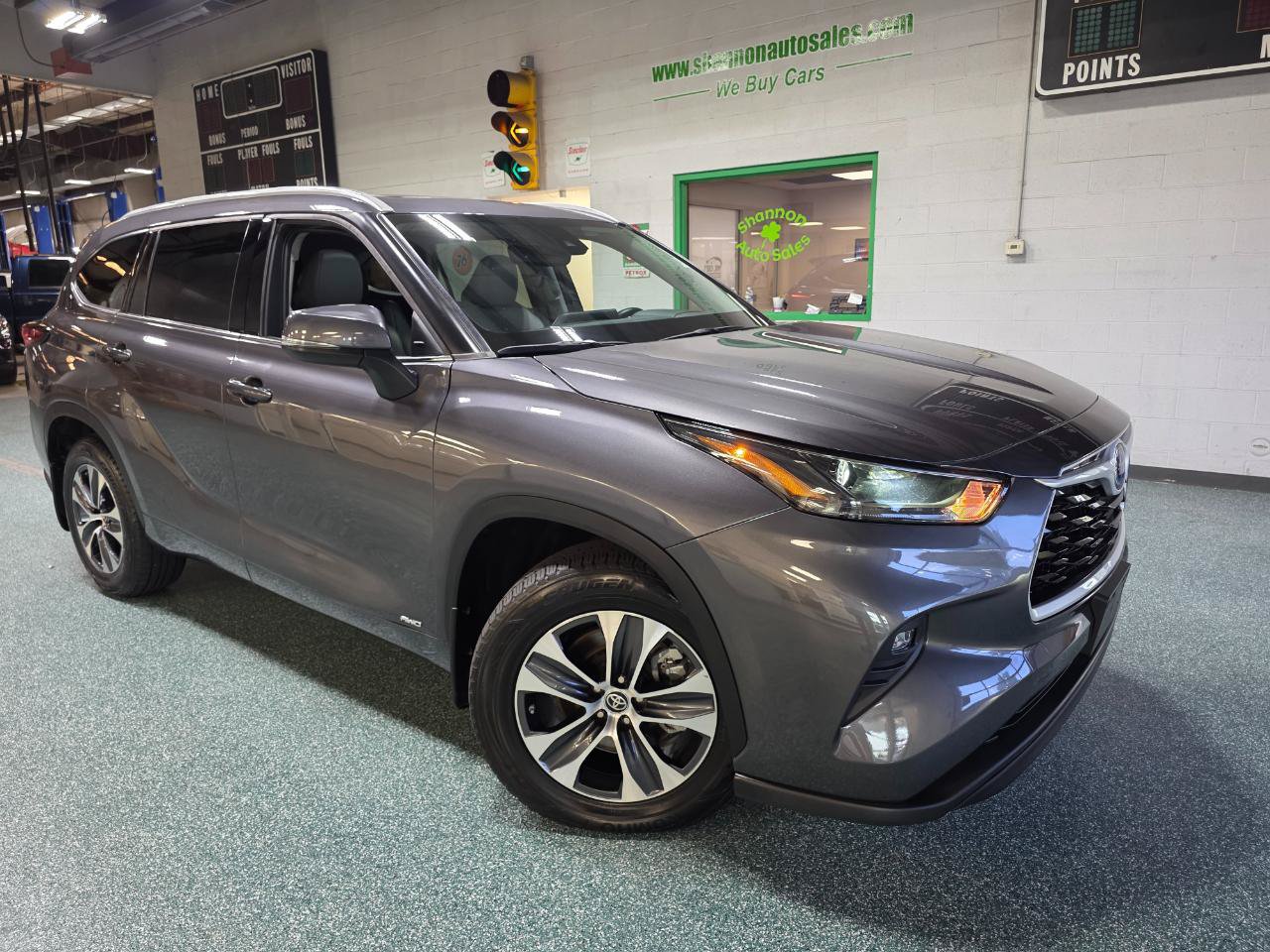 Used 2022 Toyota Highlander XLE AWD/4WD image 14