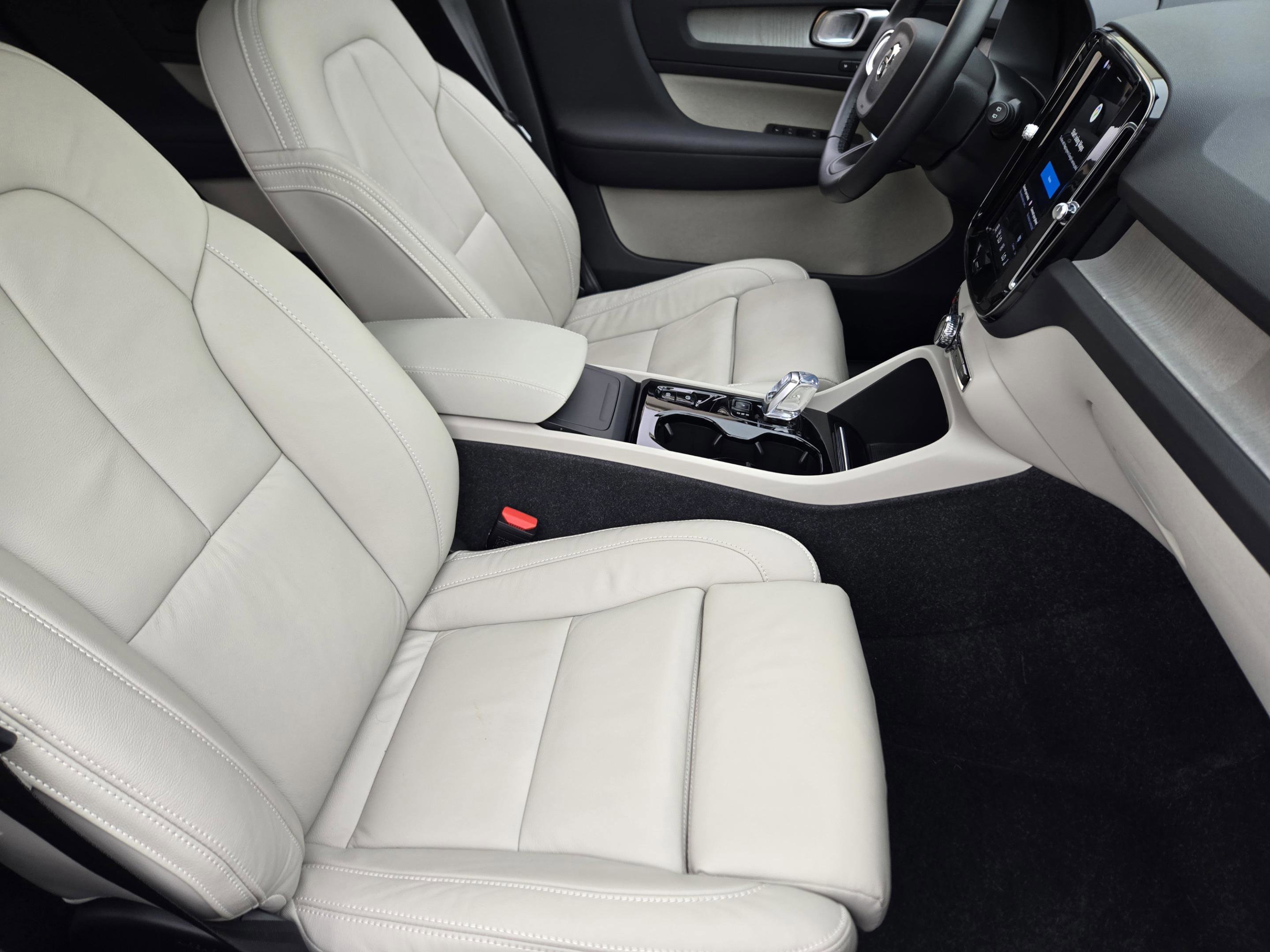 Used 2023 Volvo XC40 B5 Plus w/ Protection Package Premier AWD/4WD image 12