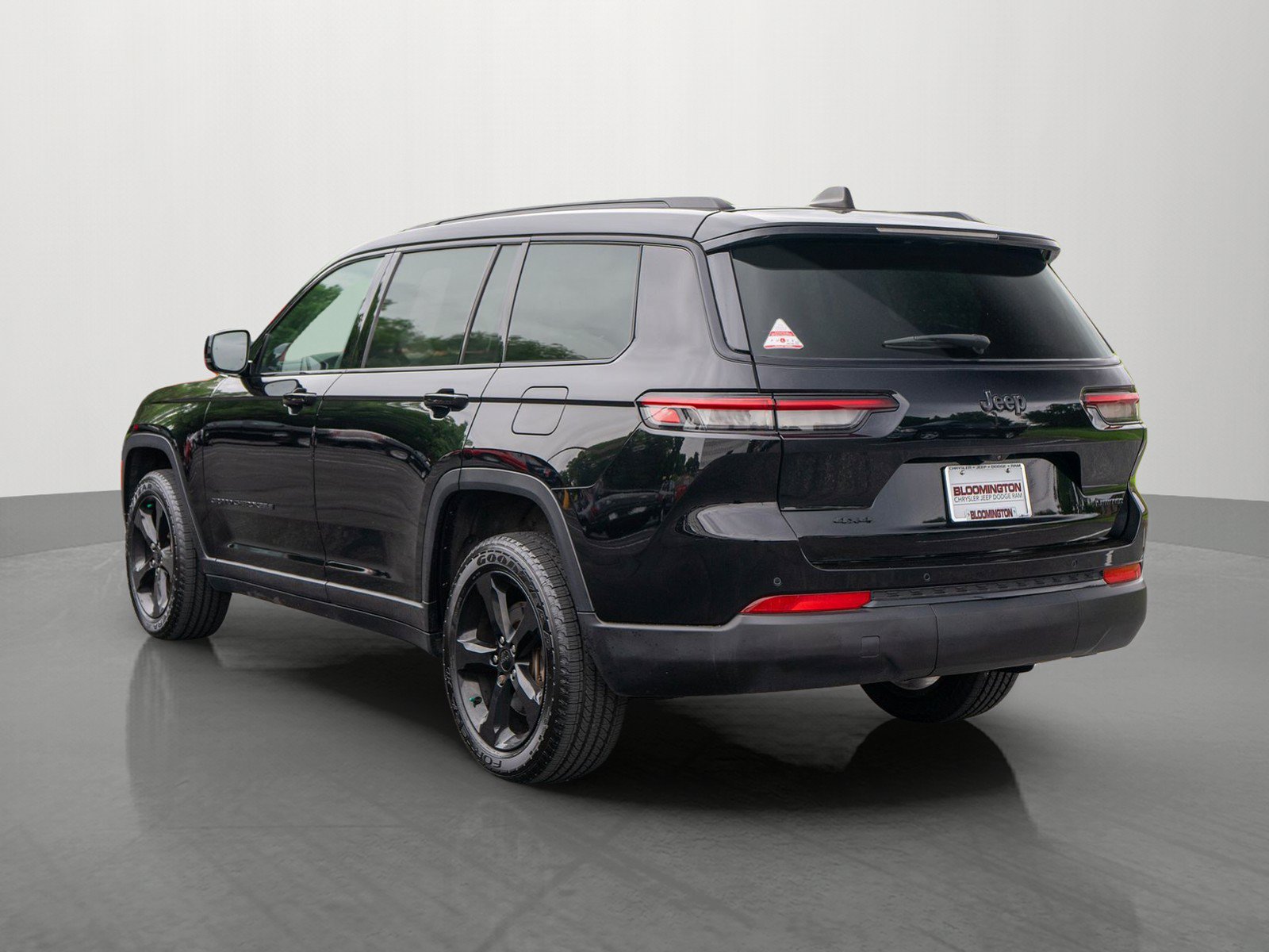 Used 2023 Jeep Grand Cherokee L Limited w/ Black Appearance Package AWD/4WD image 5