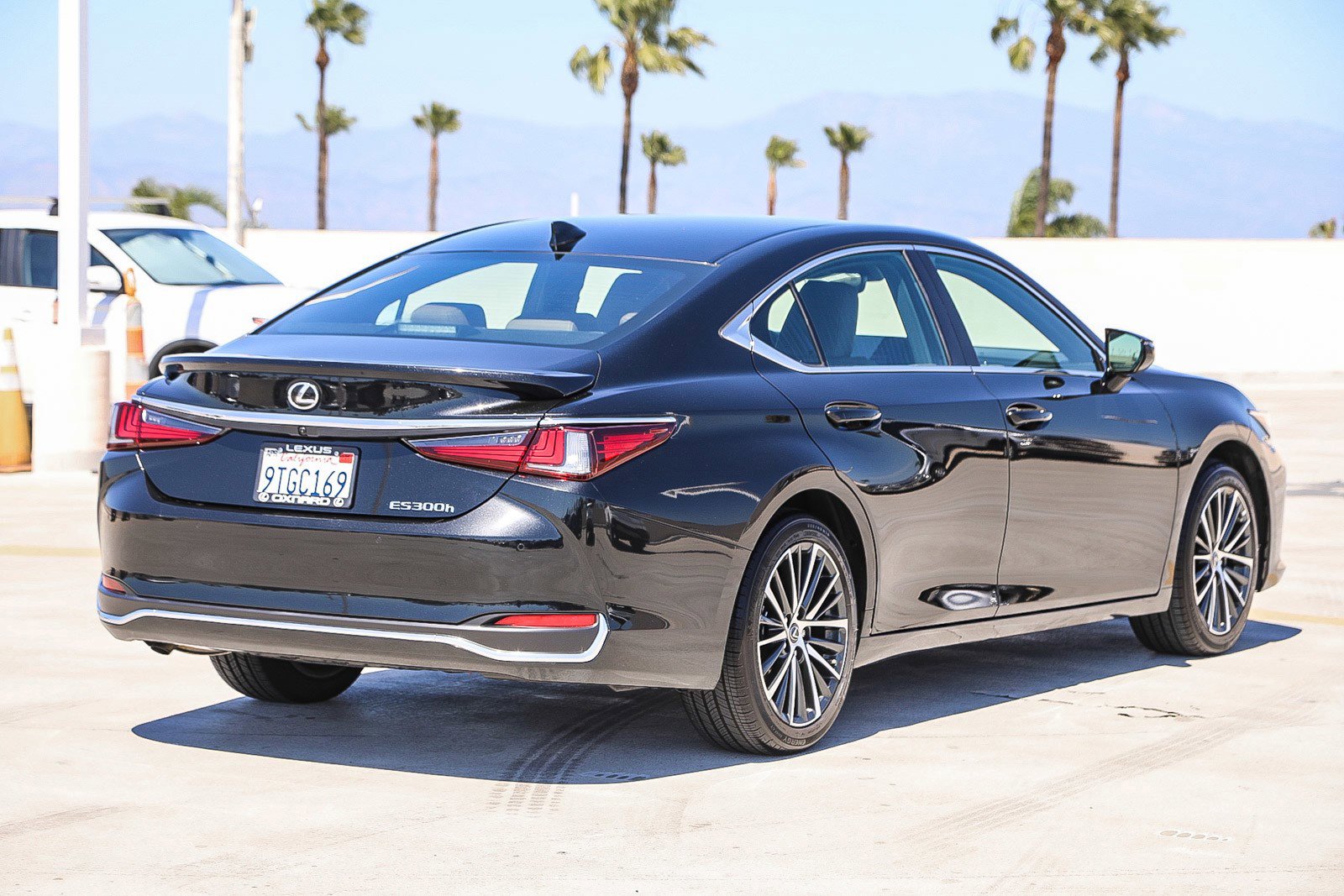 Used 2025 Lexus ES 300h w/ Premium Package image 7