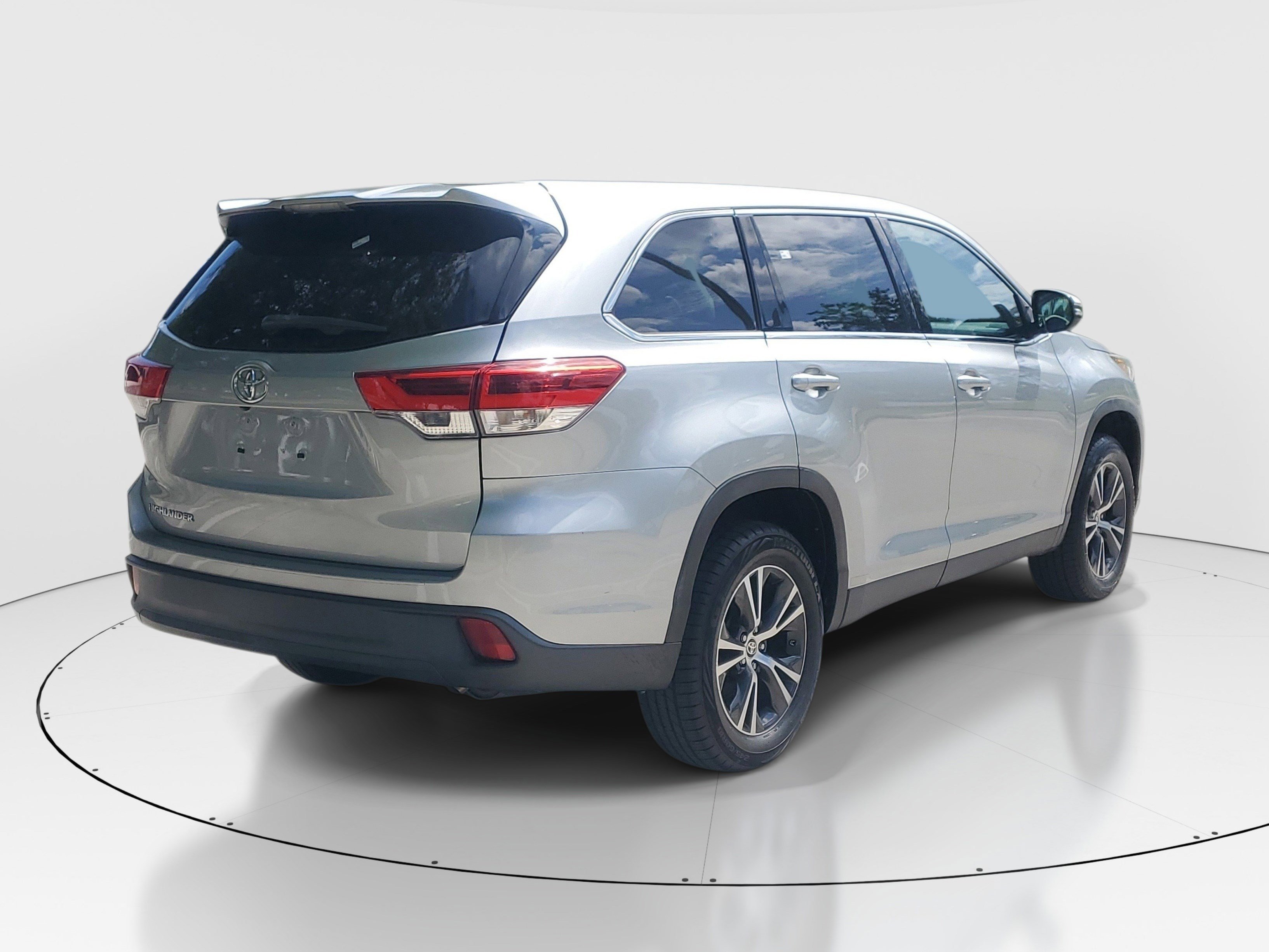 Used 2019 Toyota Highlander LE FWD image 3