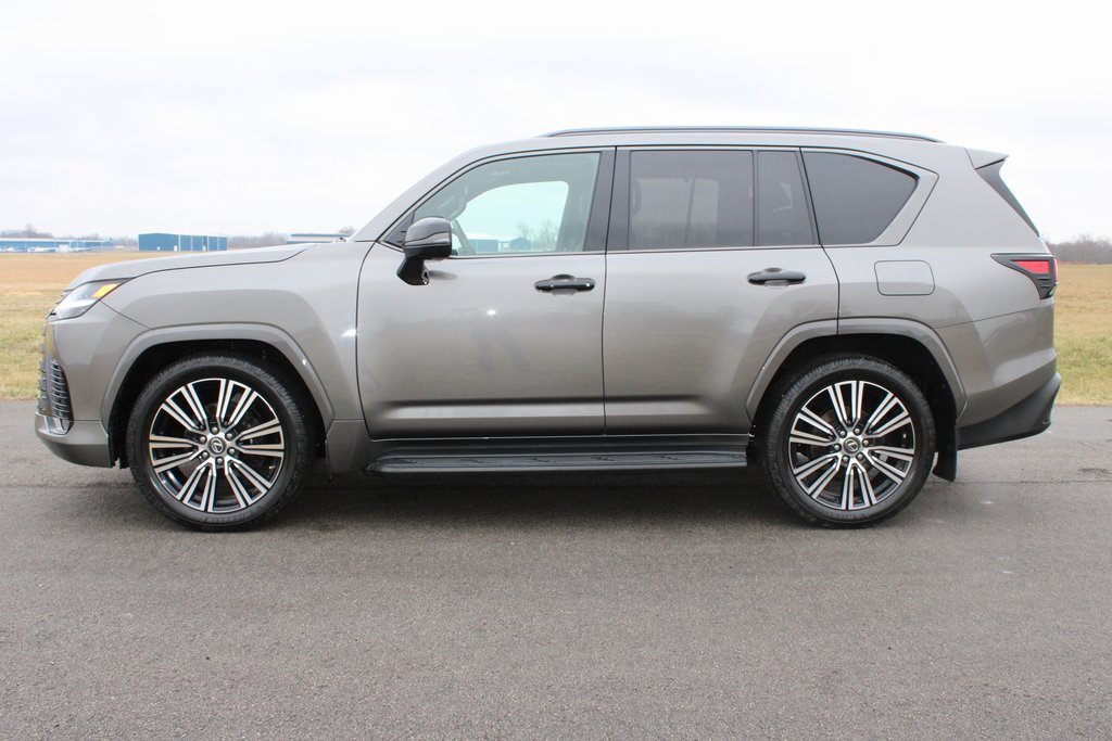 Used 2023 Lexus LX 600 4WD w/ Luxury Package image 4