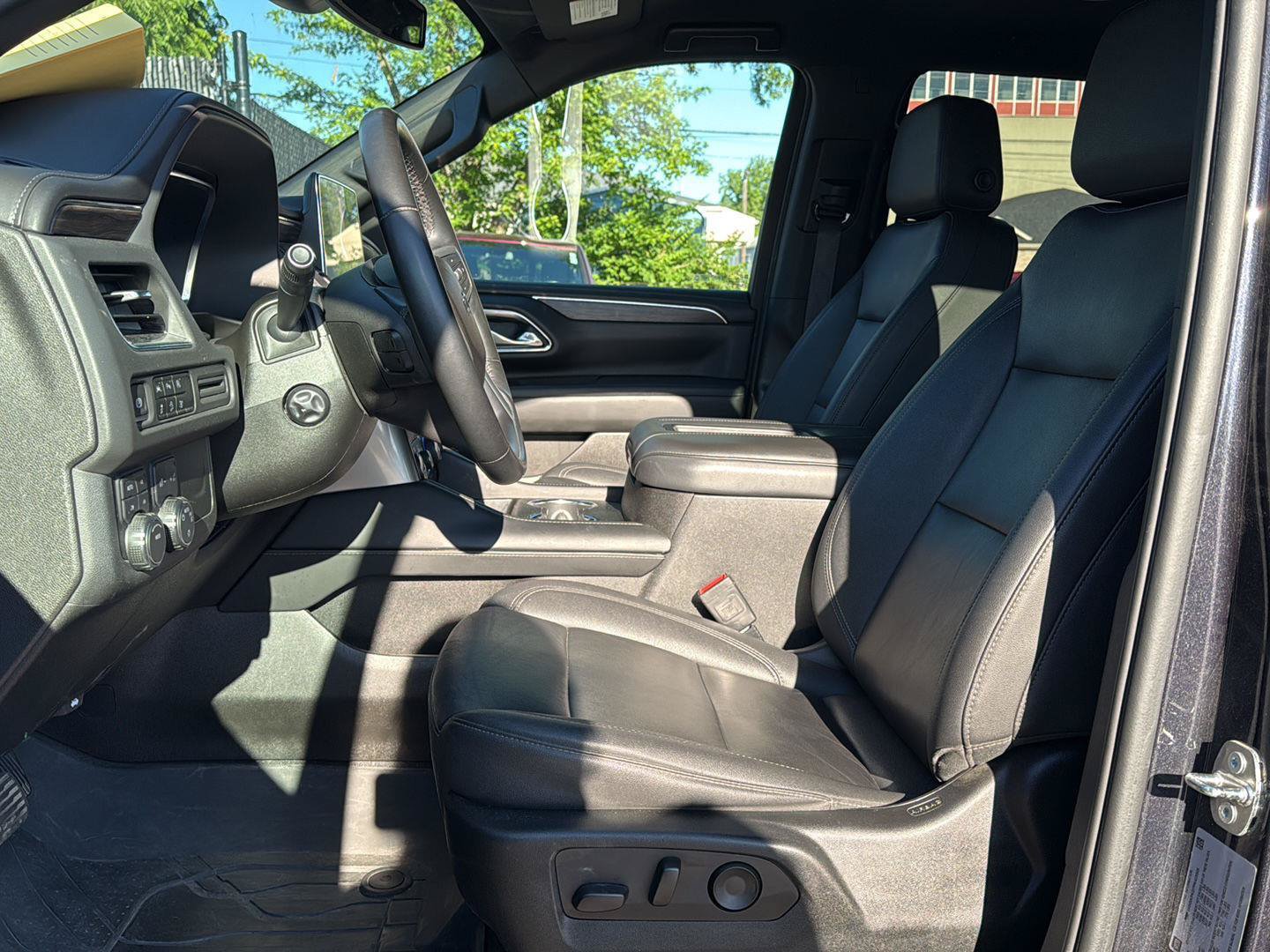 Used 2023 Chevrolet Tahoe Z71 w/ Luxury Package AWD/4WD image 9