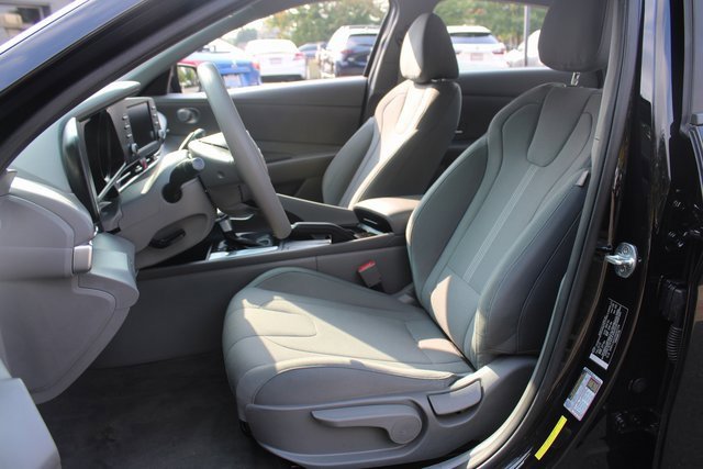 Used 2022 Hyundai Elantra SE image 17