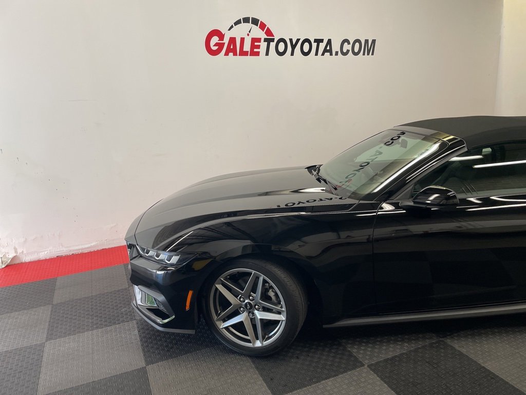 Used 2024 Ford Mustang Convertible image 3