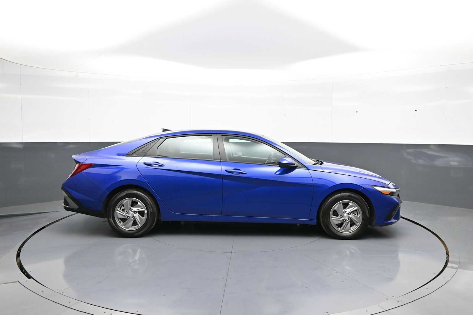 Certified 2025 Hyundai Elantra SE FWD image 4