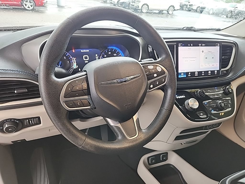 Used 2021 Chrysler Pacifica Touring FWD image 14