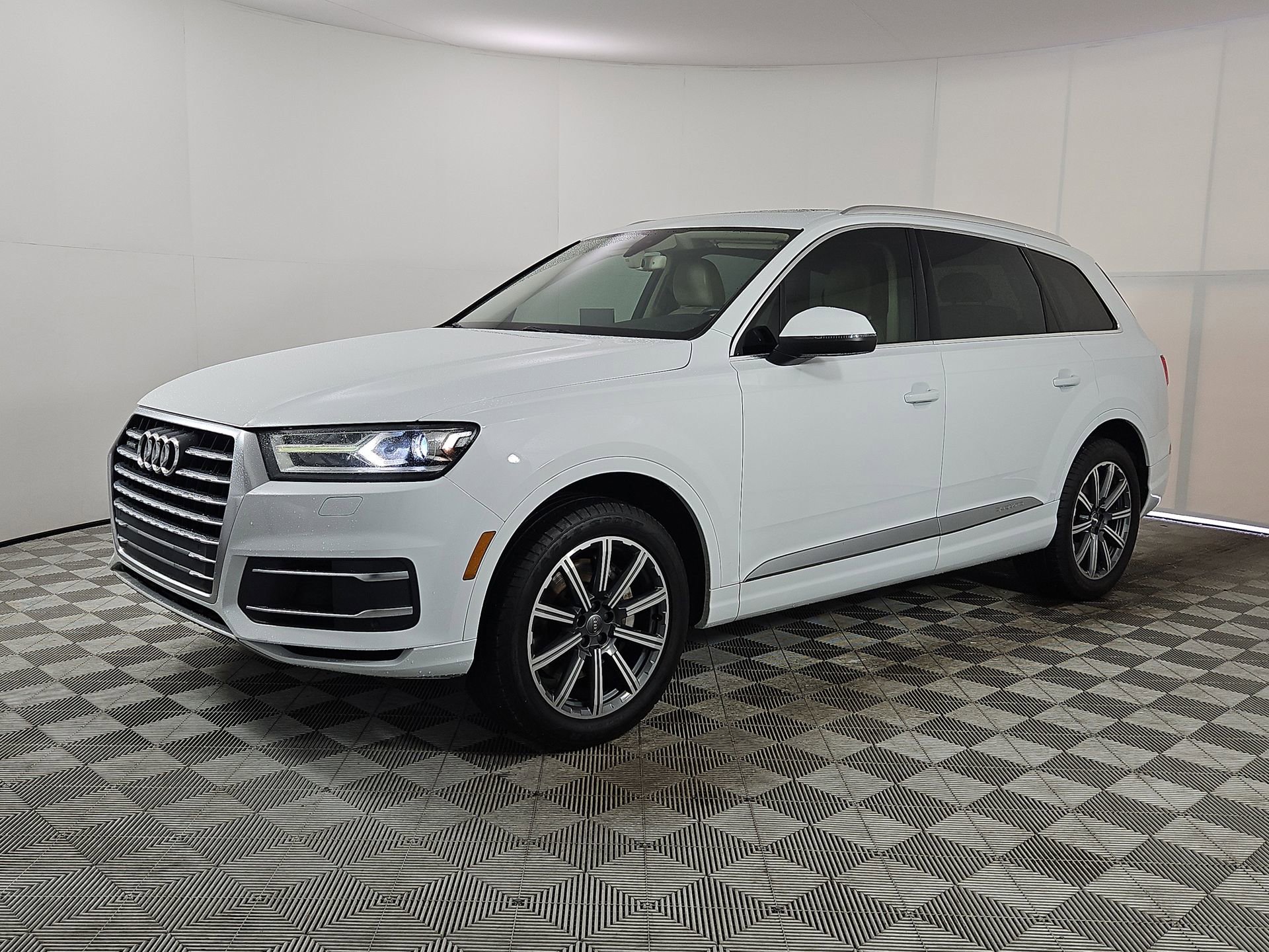 Used 2017 Audi Q7 3.0T Premium Plus w/ Premium Plus Package image 3