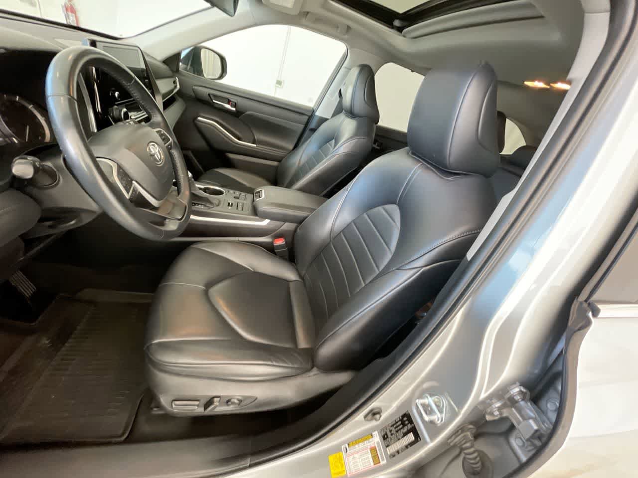 Used 2023 Toyota Highlander XLE AWD/4WD image 11