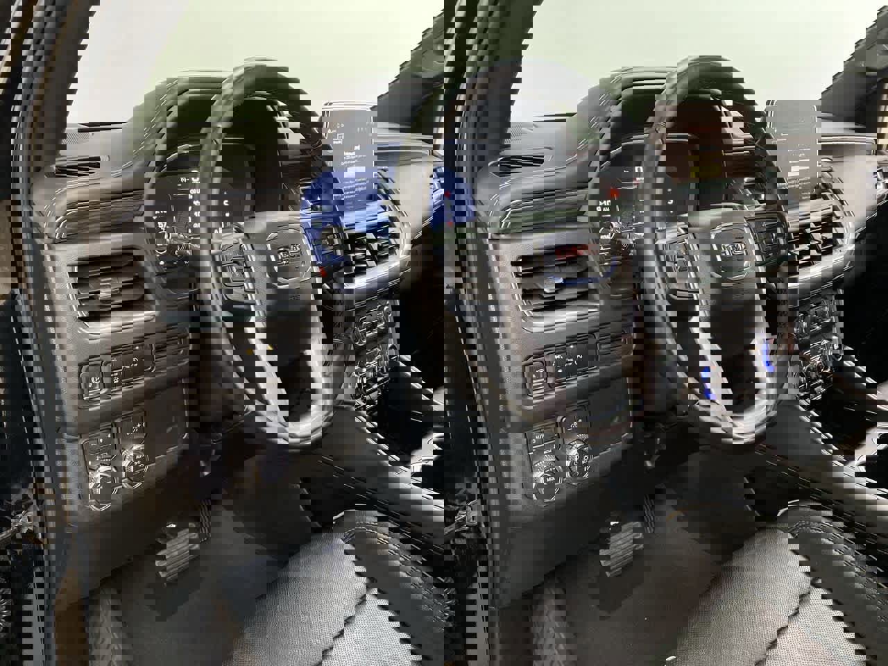 Used 2023 GMC Yukon SLT image 2