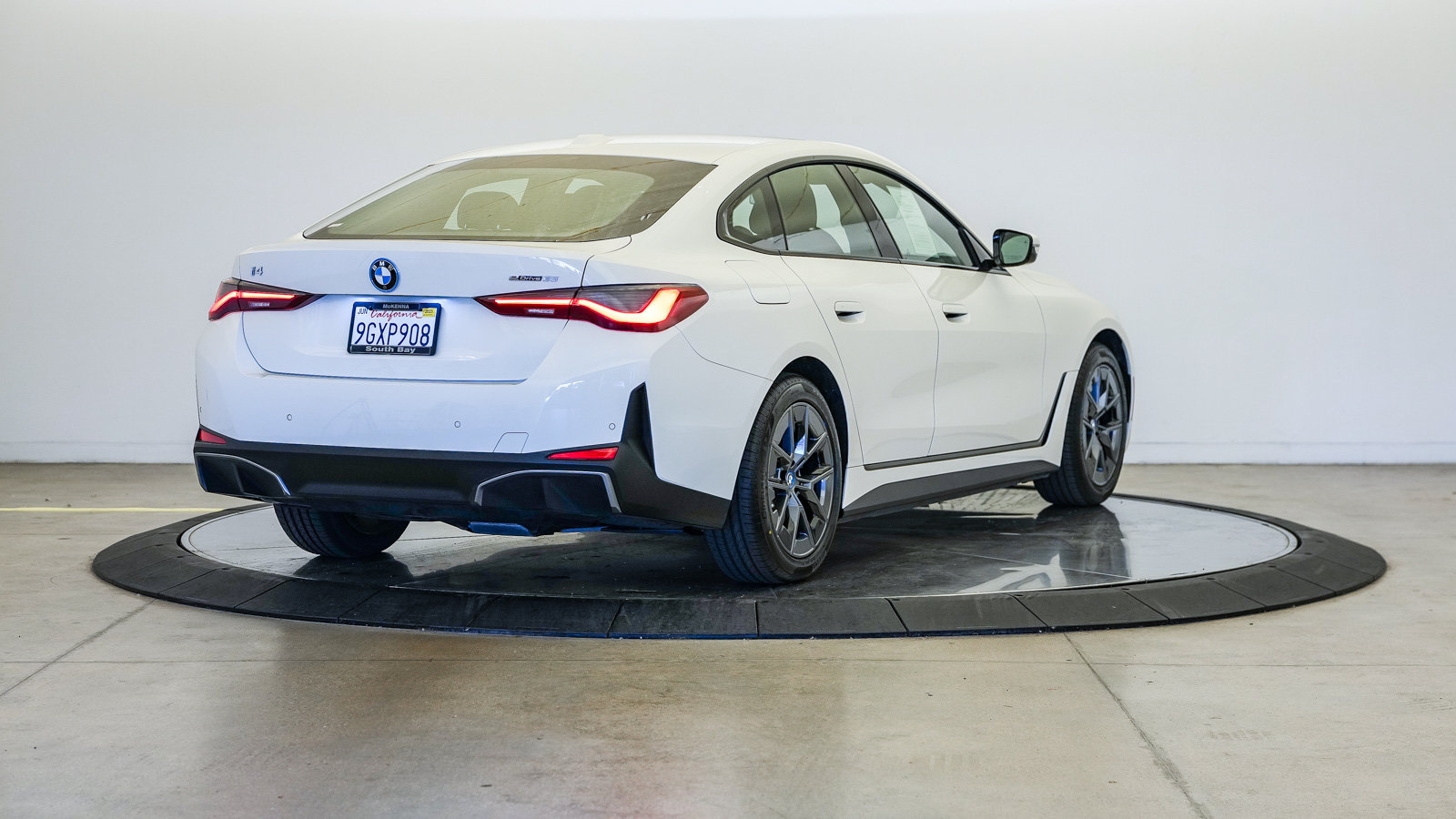 Used 2023 BMW i4 eDrive35 w/ Premium Package RWD image 4