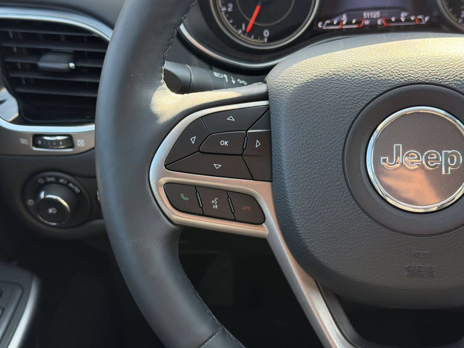 Used 2019 Jeep Cherokee Overland w/ Heavy Duty Protection Group AWD/4WD image 18