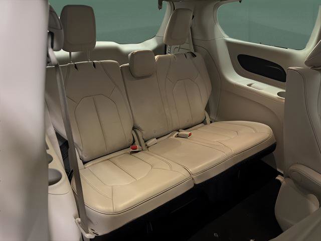 Used 2018 Chrysler Pacifica Touring-L FWD image 17