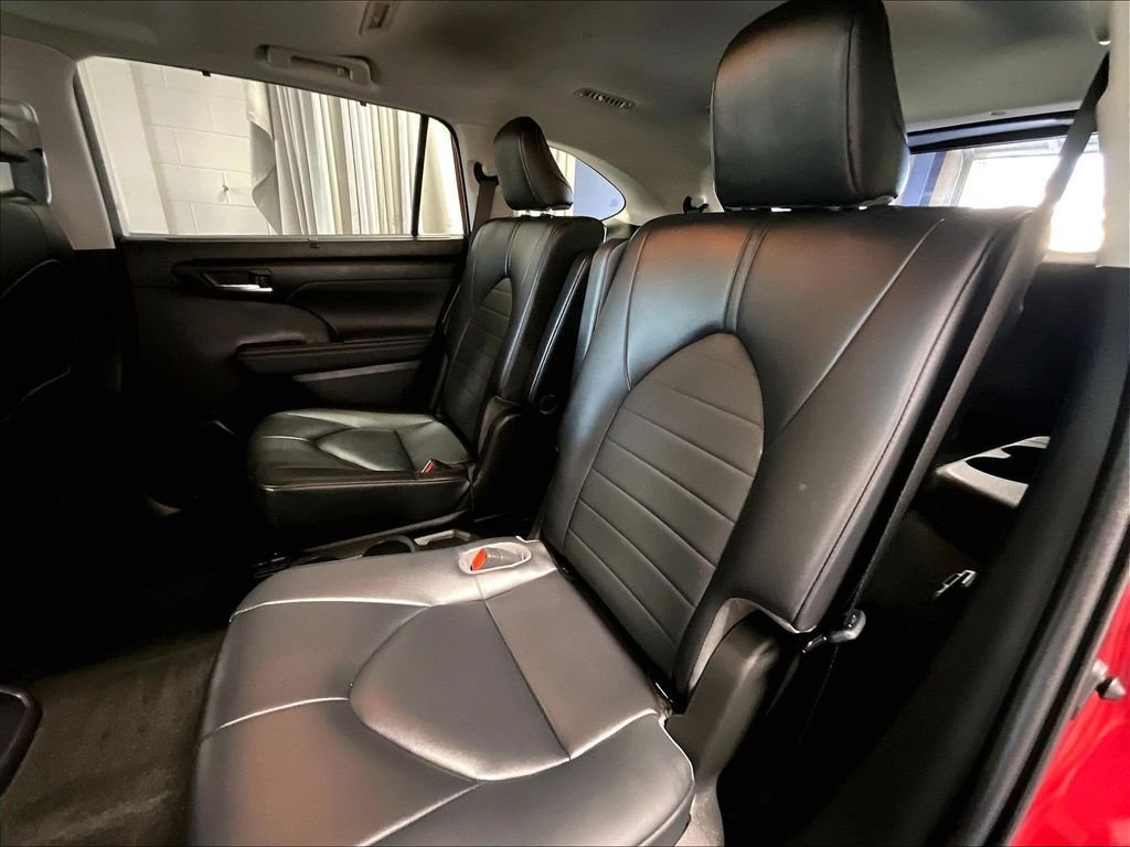 Used 2023 Toyota Highlander XLE AWD/4WD image 15
