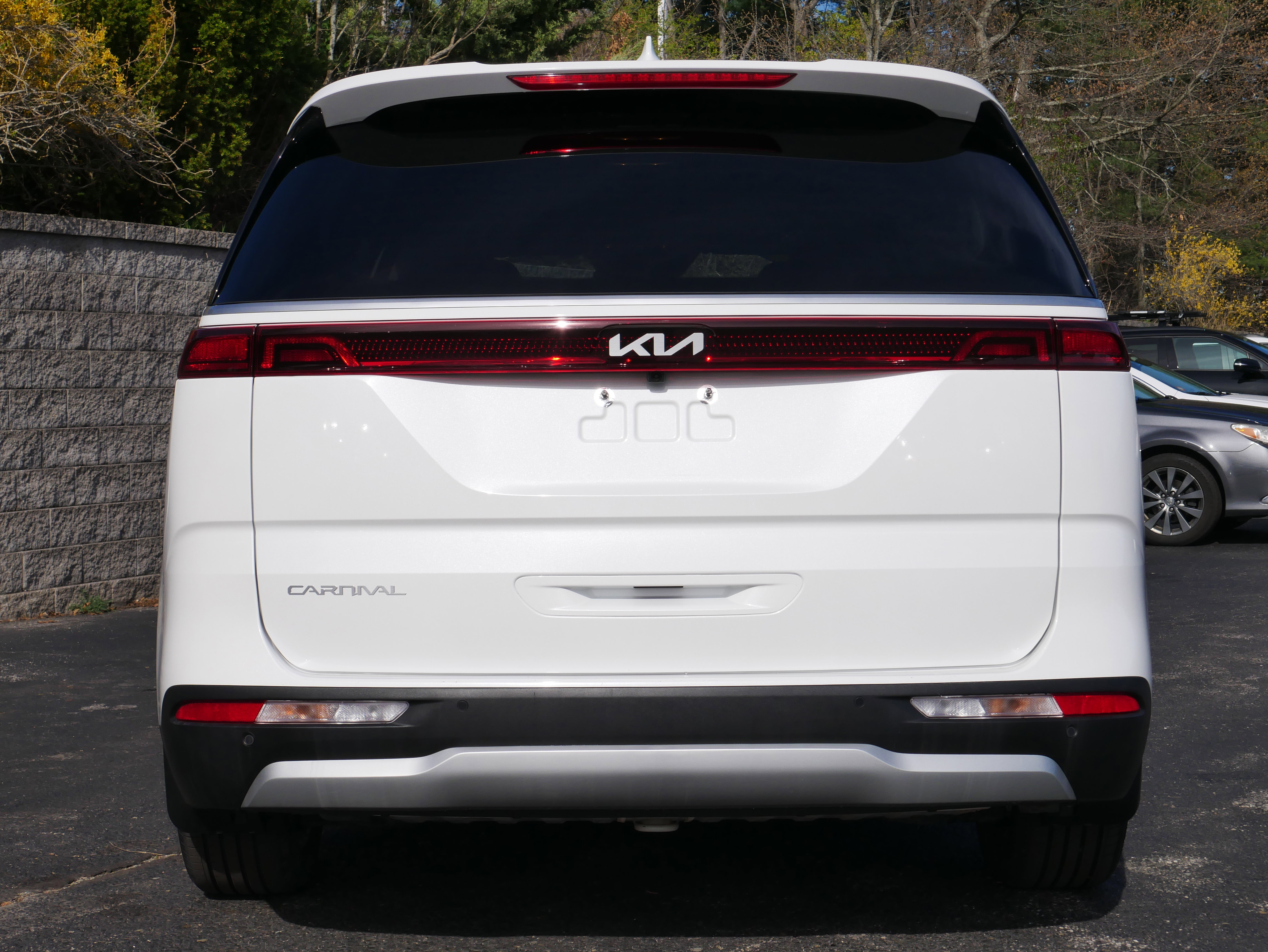 Used 2024 Kia Carnival EX FWD image 5