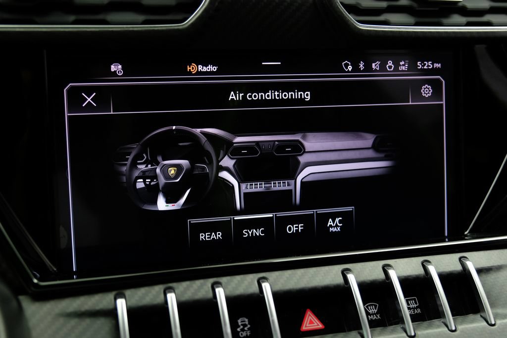 Used 2023 Lamborghini Urus Performante AWD/4WD image 40