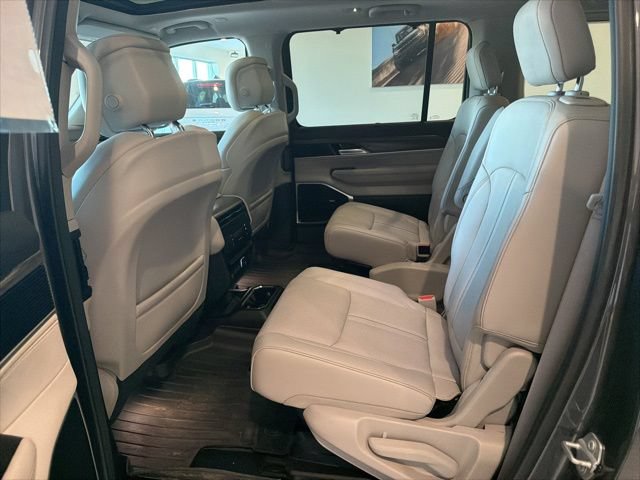 Used 2023 Jeep Wagoneer Series III w/ Premium Group I AWD/4WD image 16