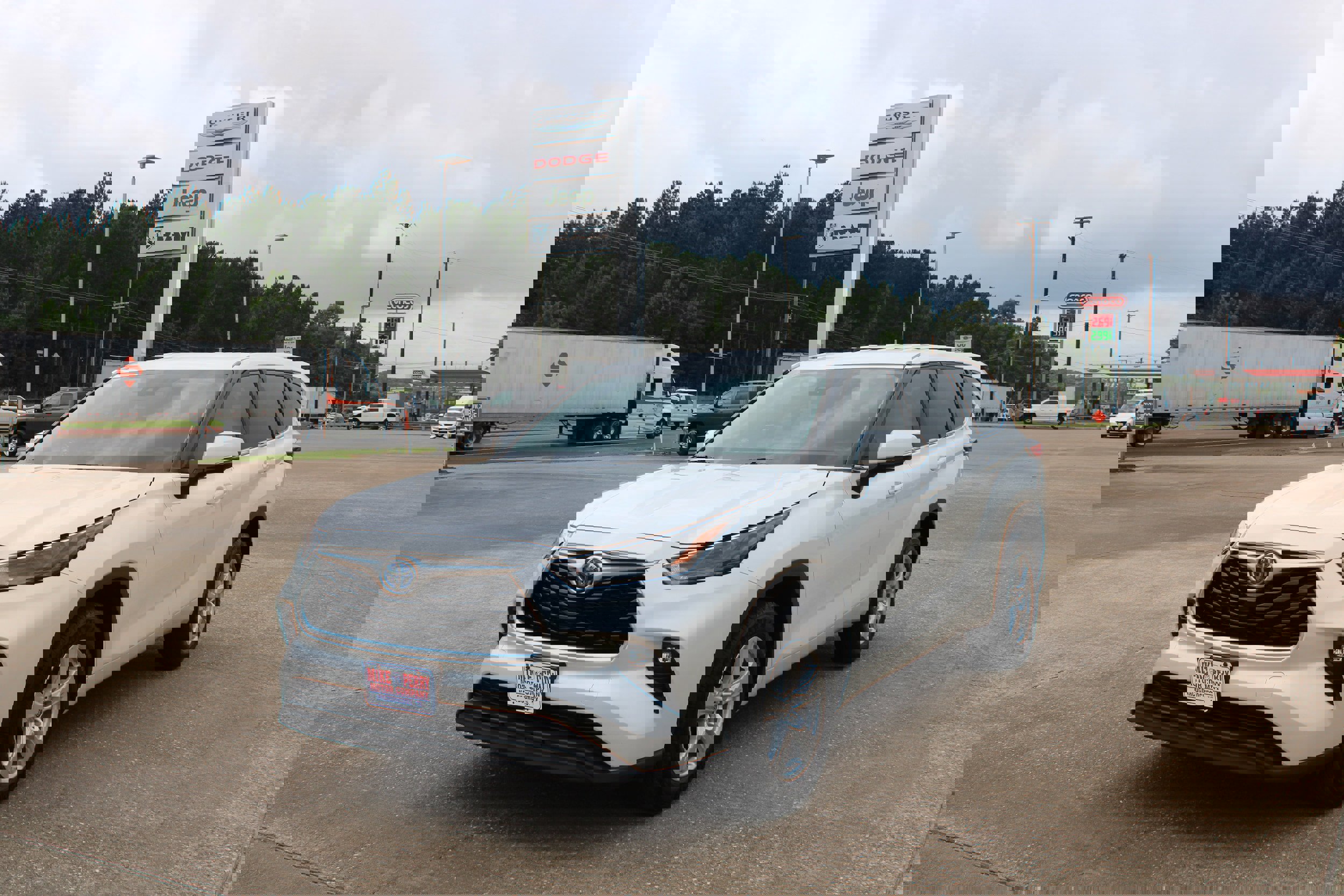 Used 2023 Toyota Highlander LE