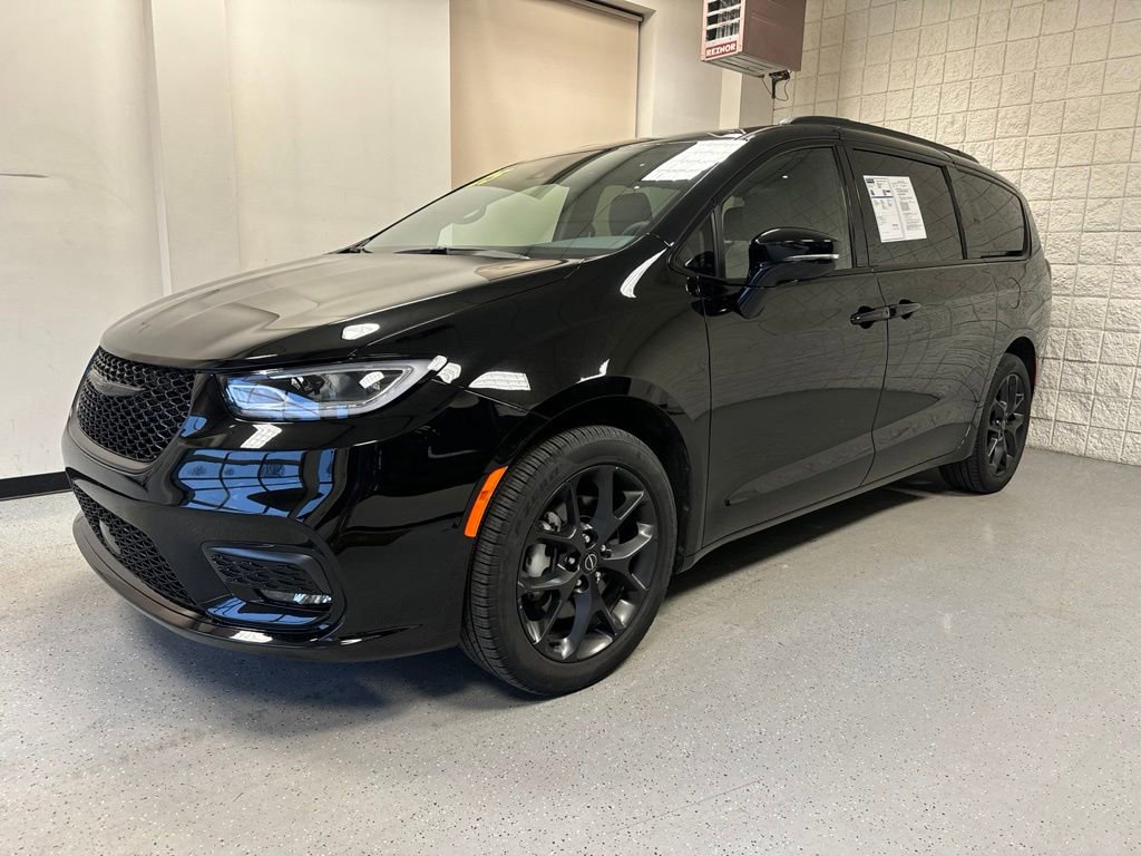 Used 2025 Chrysler Pacifica Limited w/ Trailer Tow Group AWD/4WD image 2