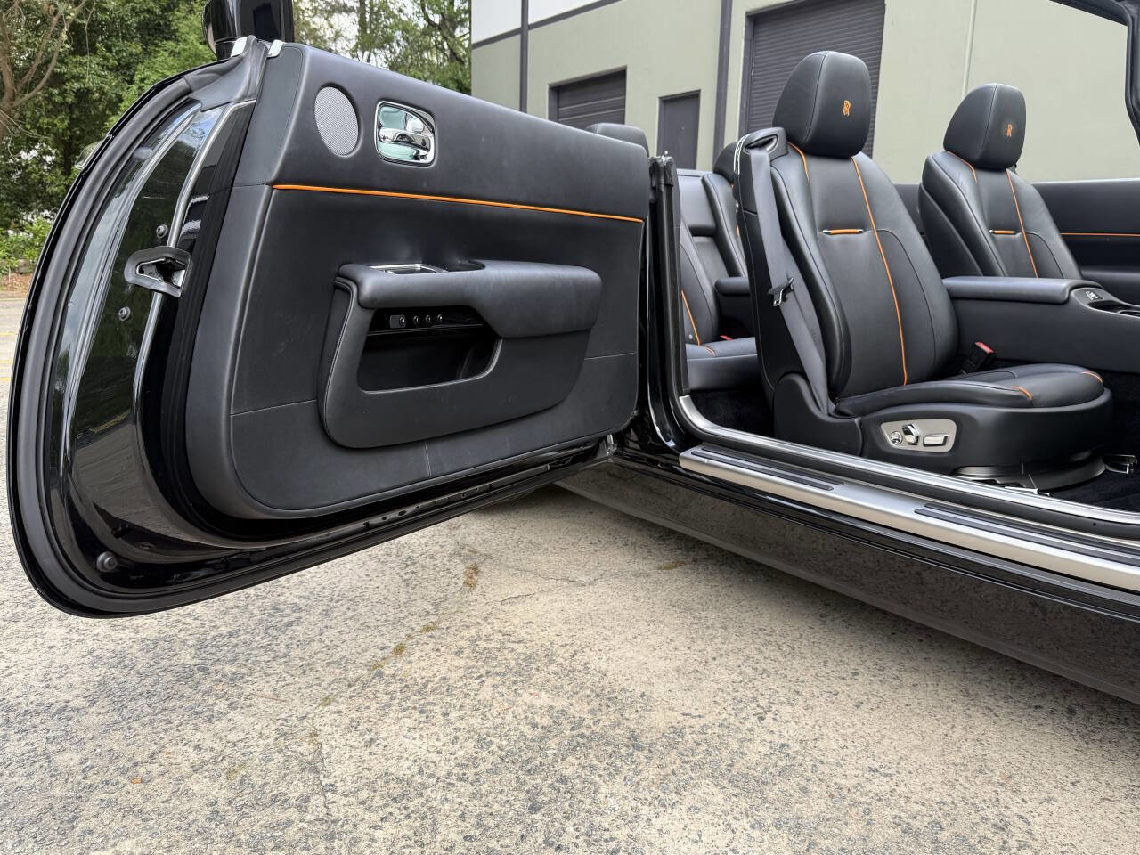Used 2018 Rolls-Royce Dawn image 4