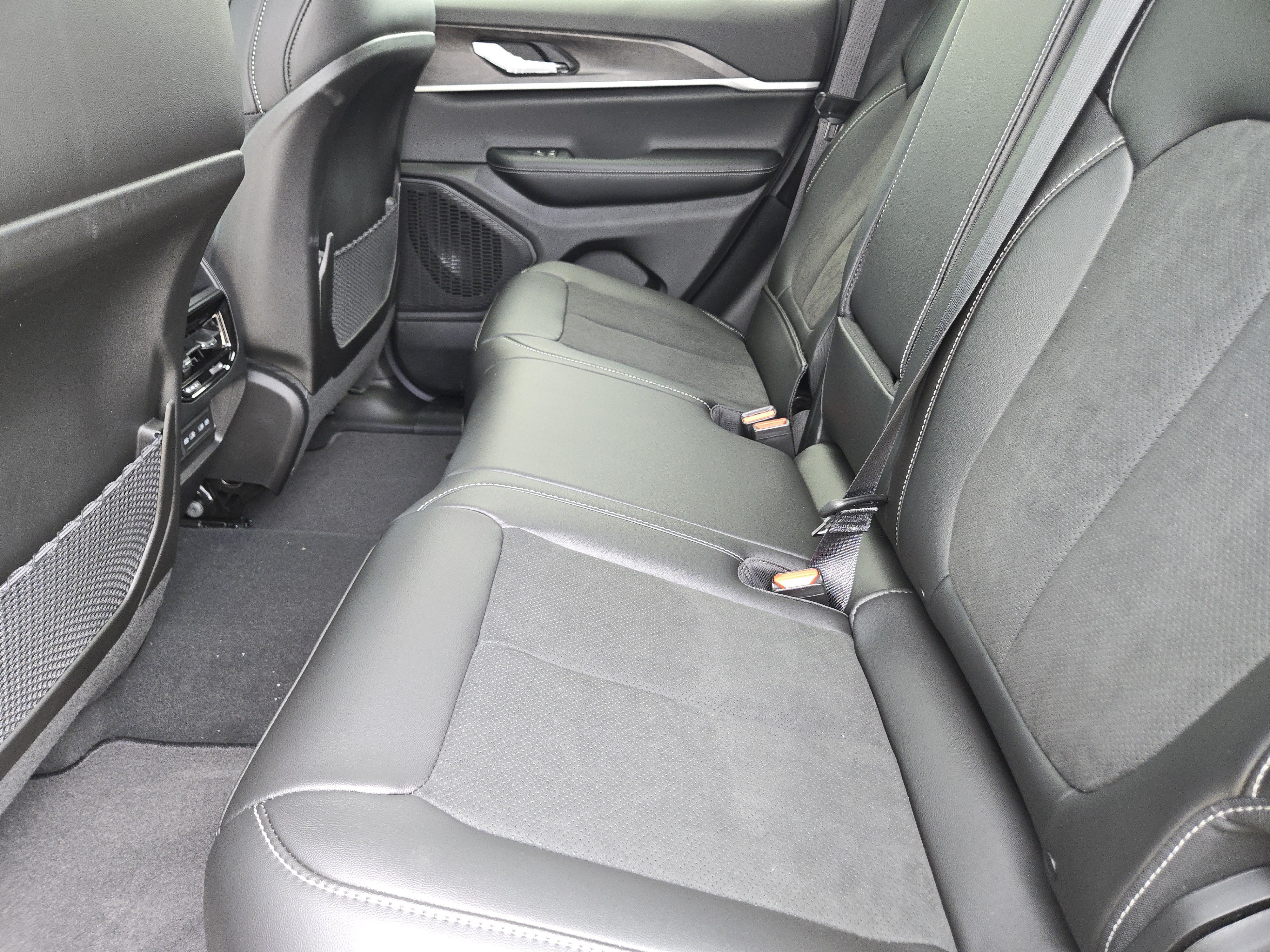 New 2026 Jeep Grand Cherokee Altitude AWD/4WD image 18
