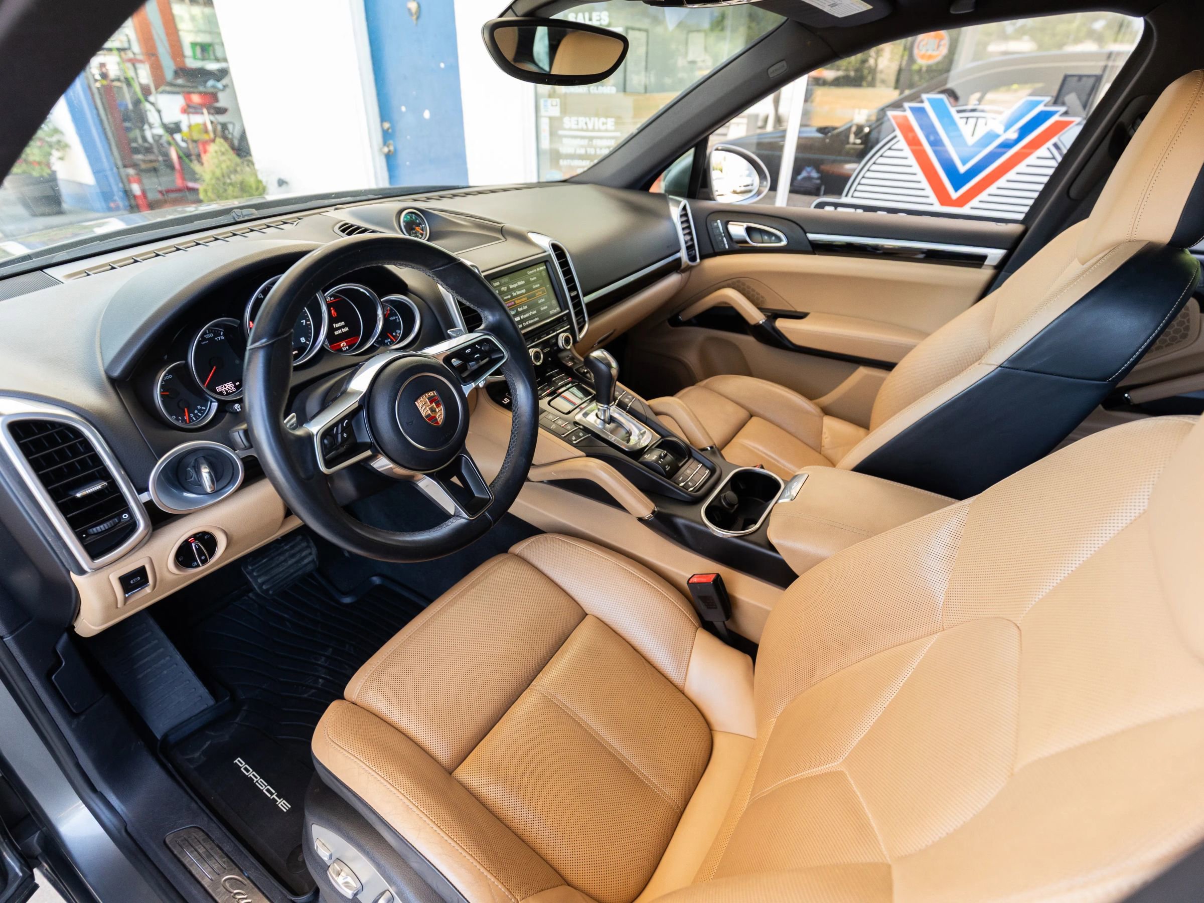 Used 2016 Porsche Cayenne w/ Premium Package AWD/4WD image 18