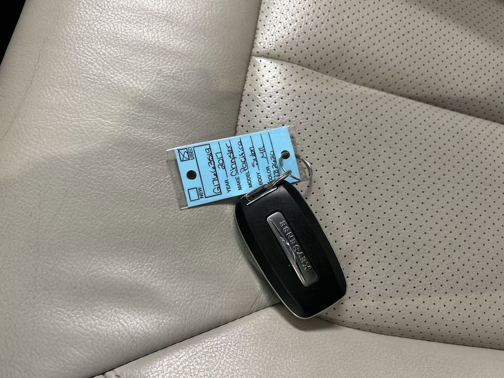 Used 2017 Chrysler Pacifica Touring-L Plus w/ Advanced Safetytec Group FWD image 12