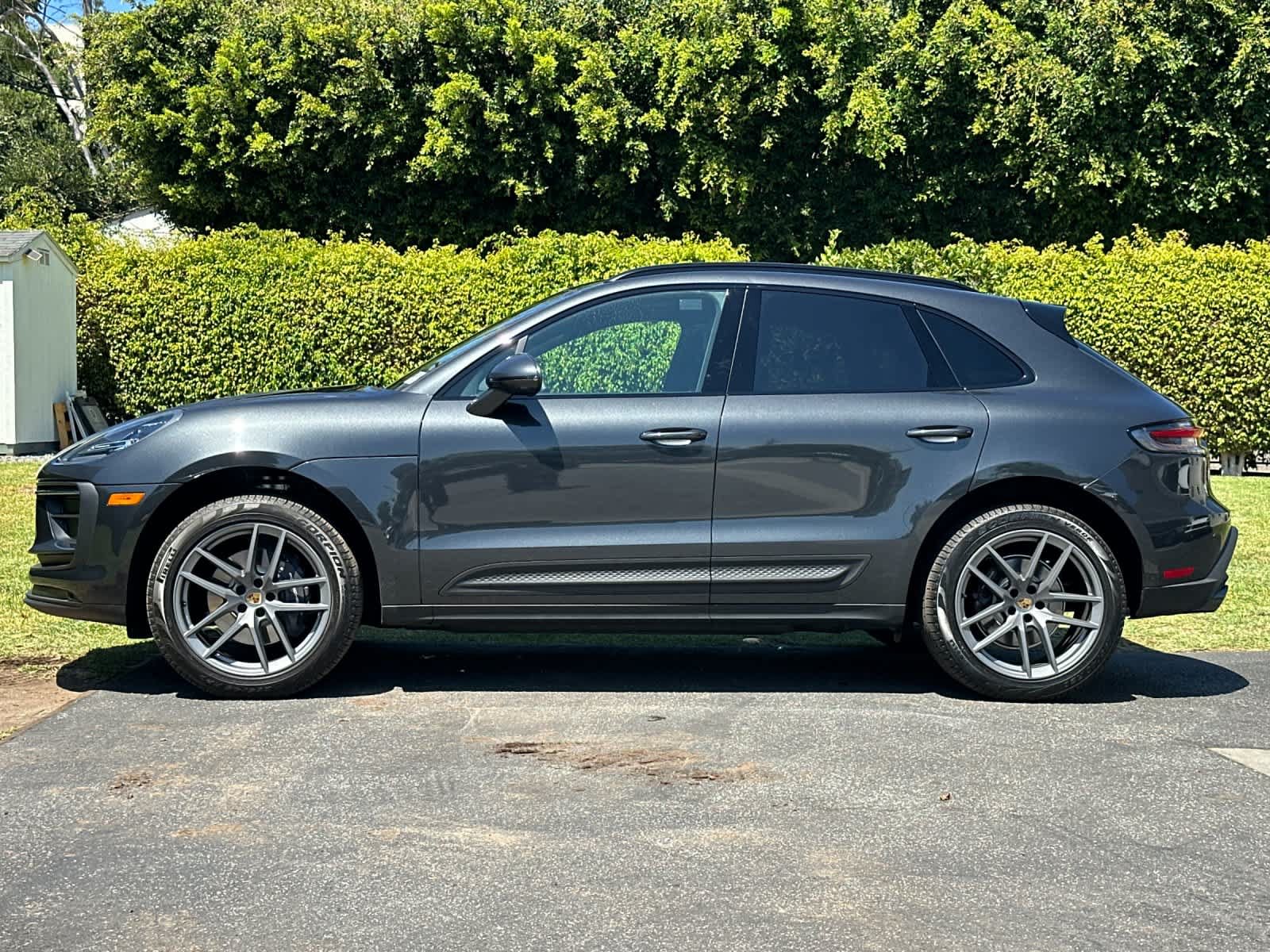 Certified 2025 Porsche Macan AWD/4WD image 2