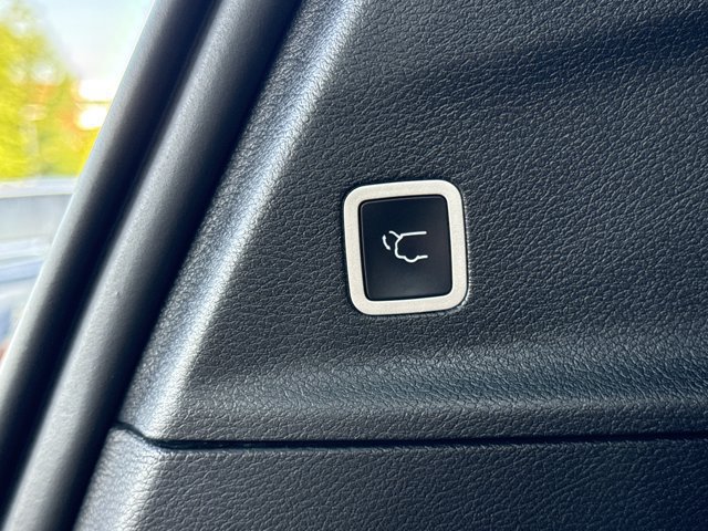 Used 2025 Chrysler Pacifica Limited FWD image 8