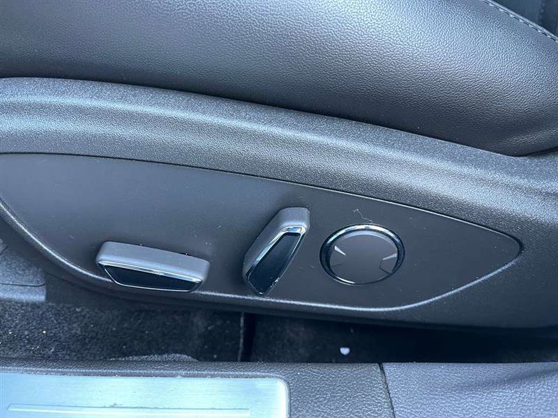 Used 2013 Lincoln MKZ image 45