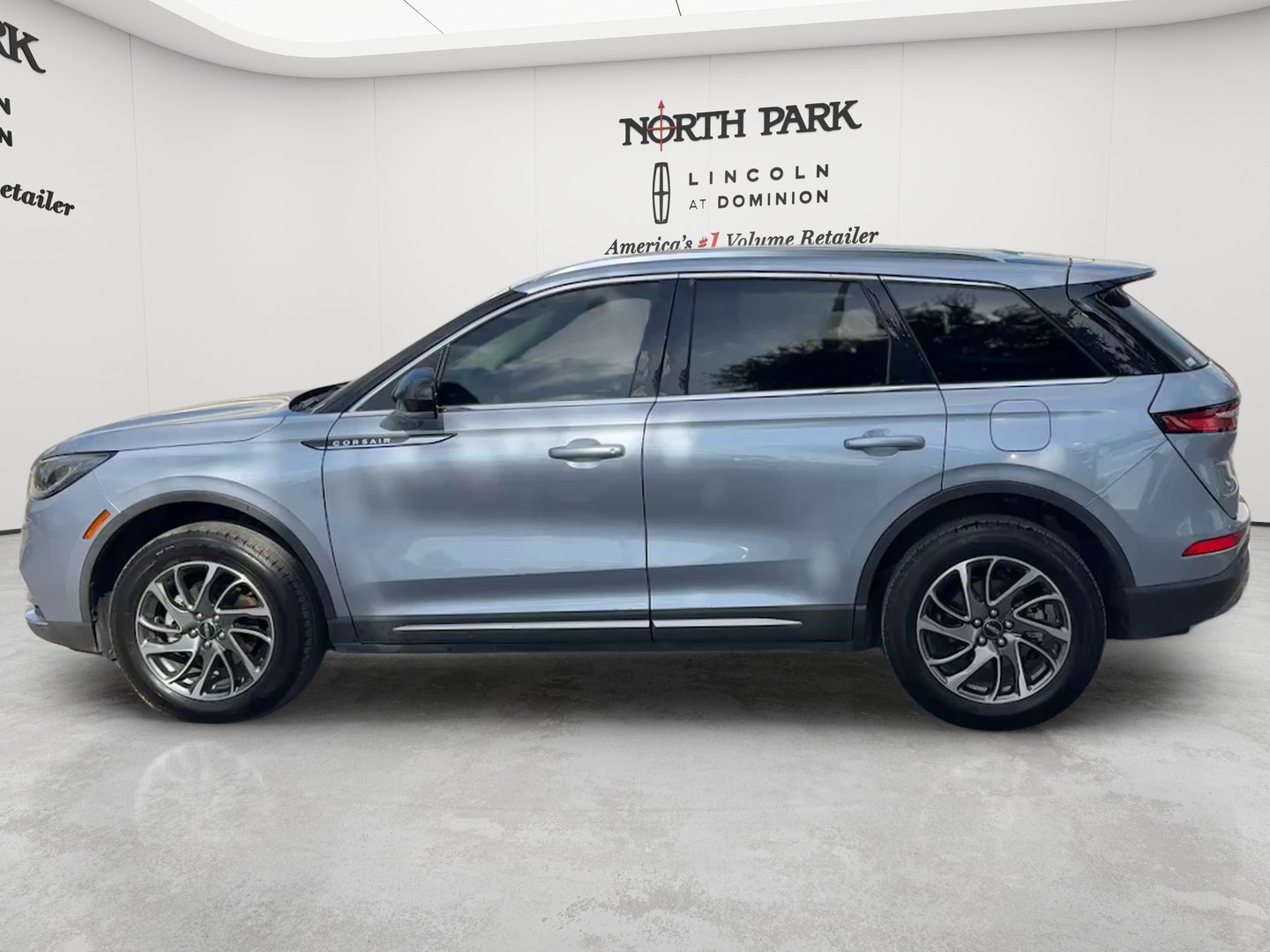 Used 2022 Lincoln Corsair FWD image 2
