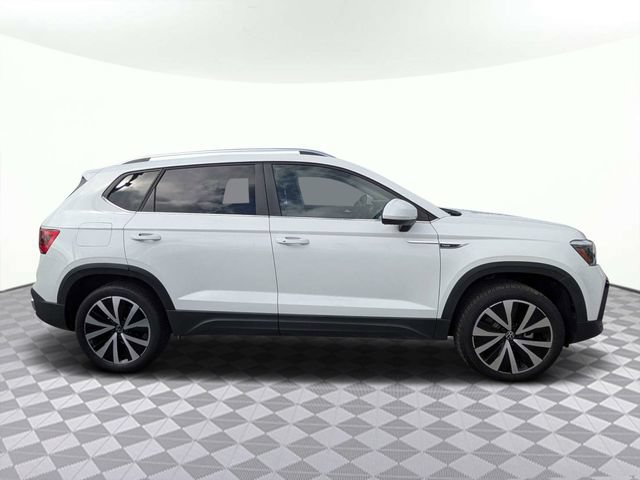Used 2024 Volkswagen Taos SE FWD image 2
