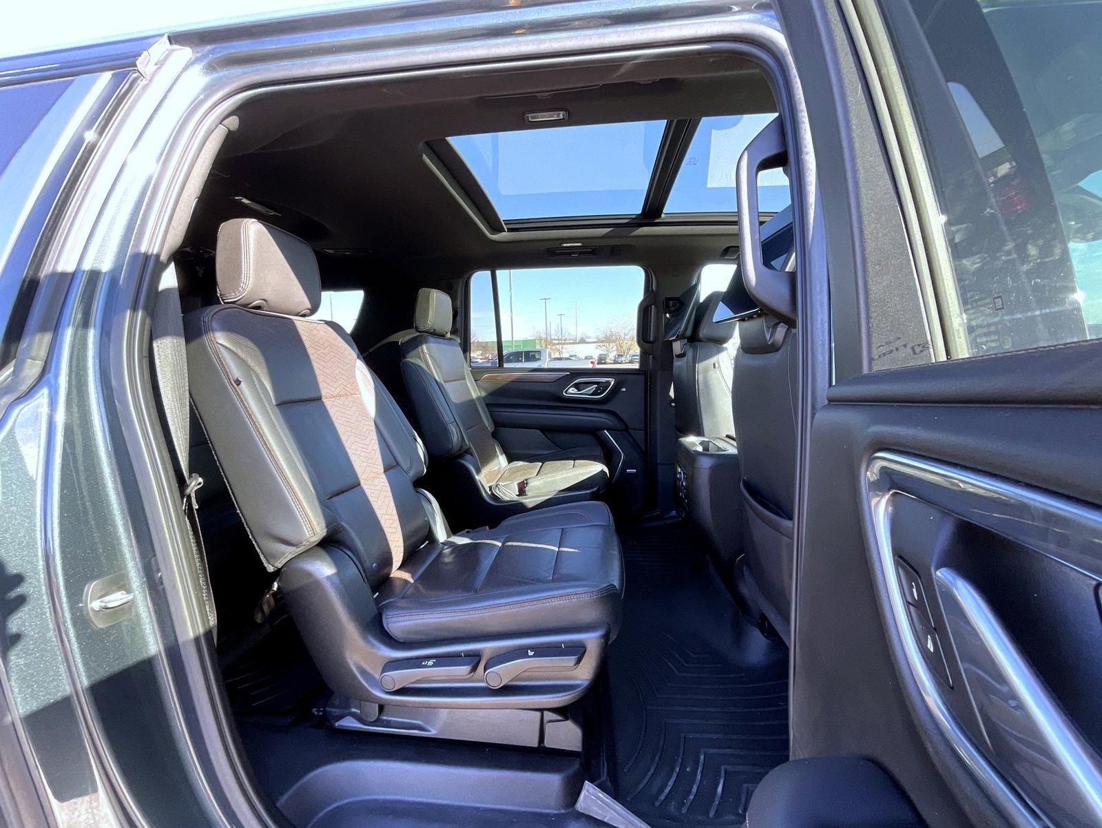 Used 2021 Chevrolet Suburban High Country image 18