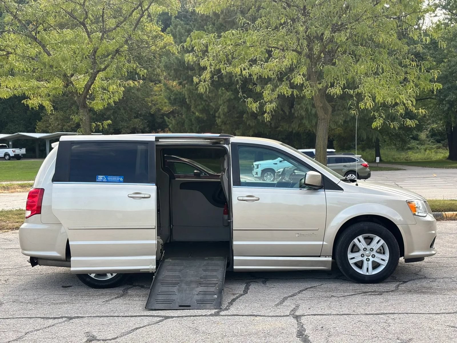 Used 2013 Dodge Grand Caravan Crew FWD image 14