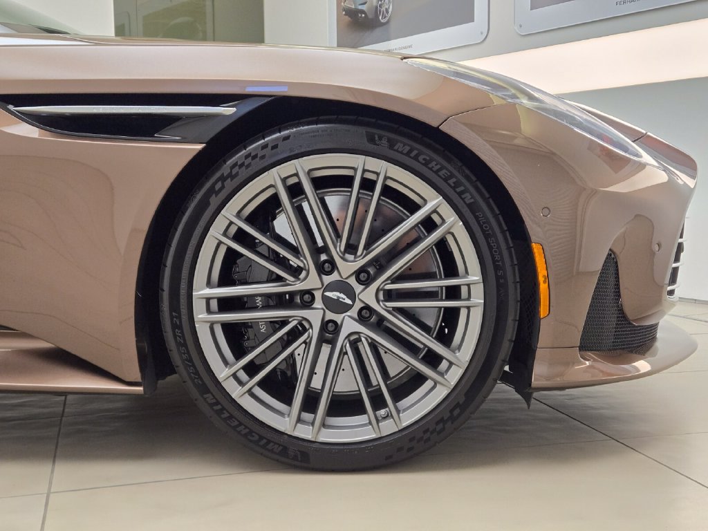 Used 2024 Aston Martin DB12 Coupe RWD image 8