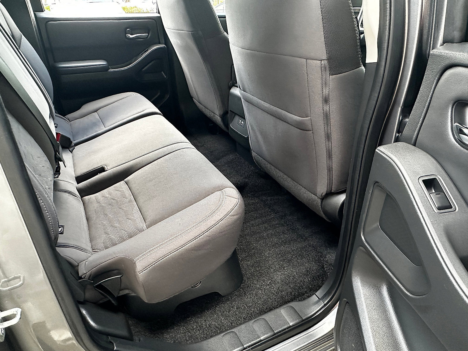 Used 2024 Nissan Frontier SV image 33