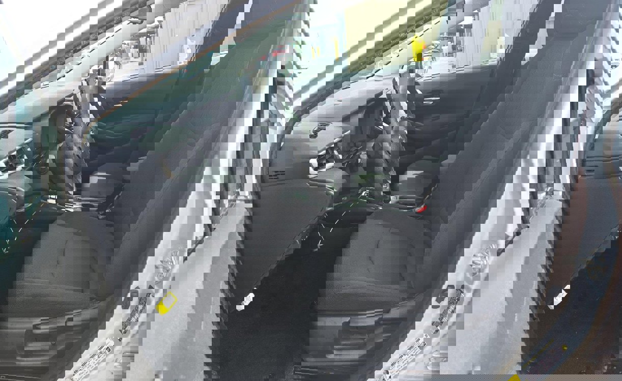 Used 2021 Toyota Corolla LE image 3