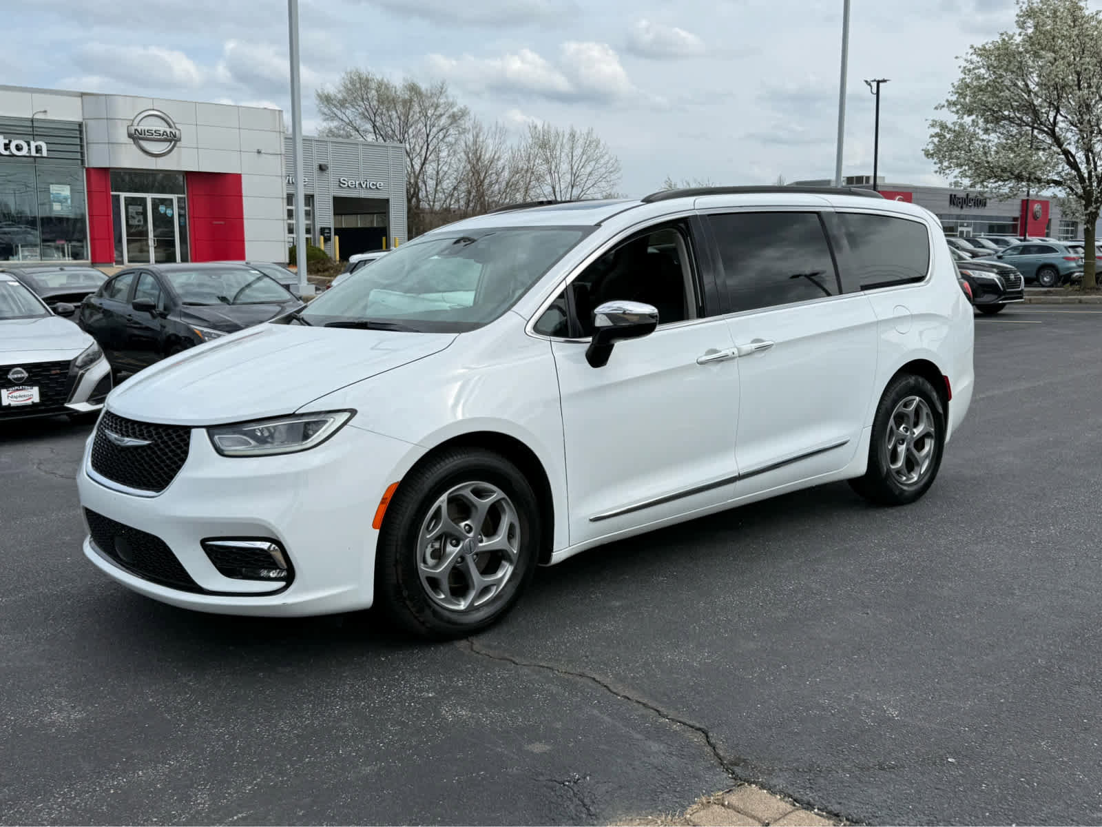 Used 2023 Chrysler Pacifica Limited FWD image 3