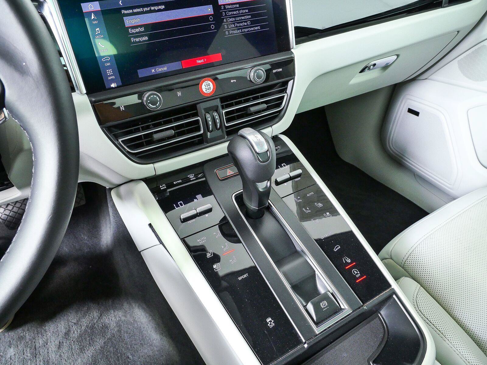 Certified 2024 Porsche Macan AWD/4WD image 15