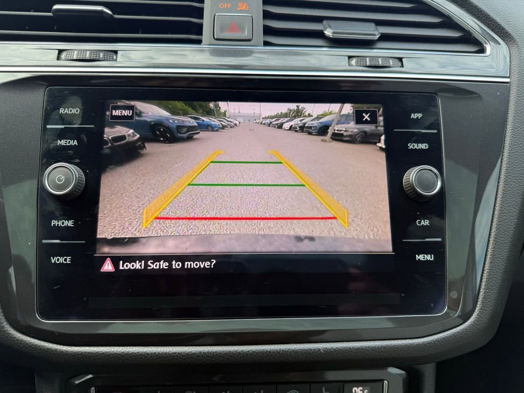 Used 2018 Volkswagen Tiguan SE w/ Panoramic Sunroof Package FWD image 24