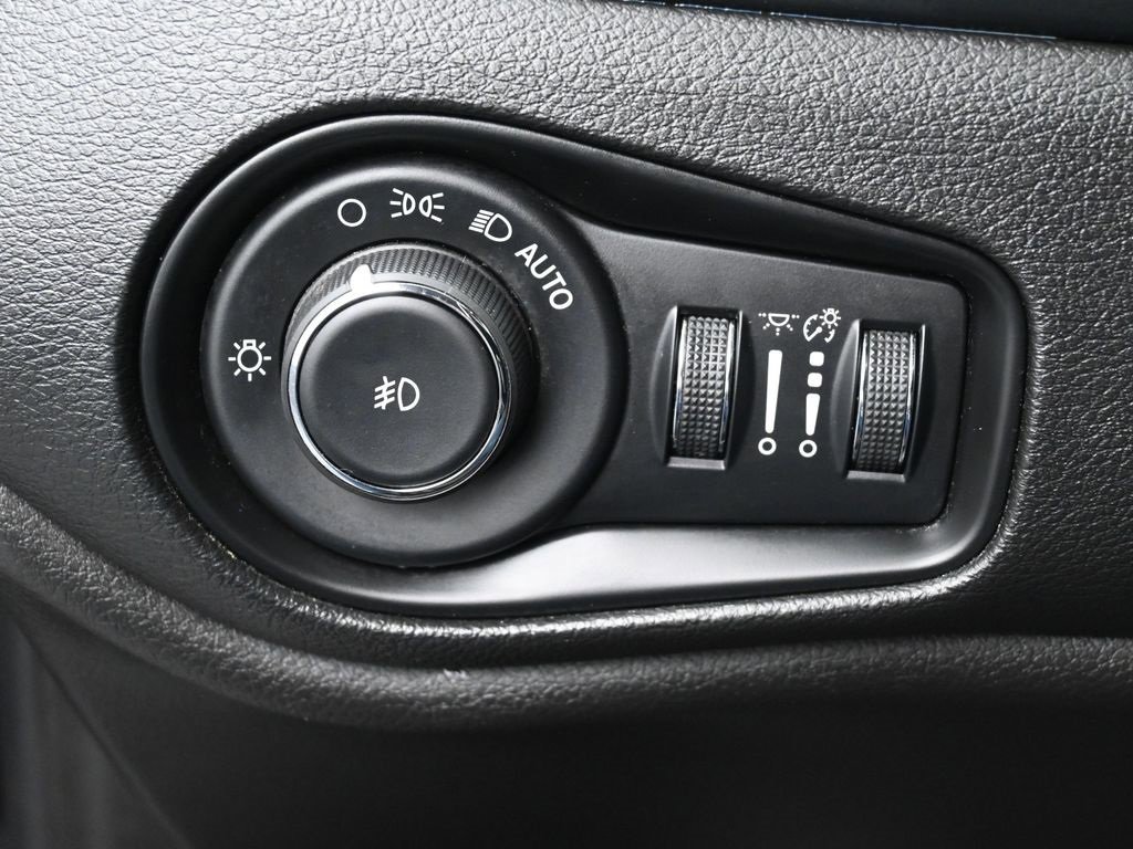 Used 2018 Jeep Renegade Latitude w/ Cold Weather Group image 14